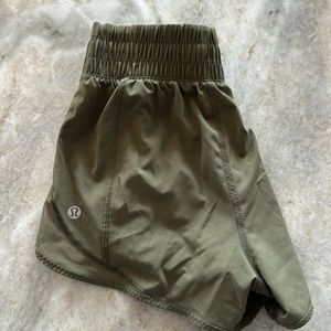 Lululemon Hotty Hot Short 2.5" Size 2 Green